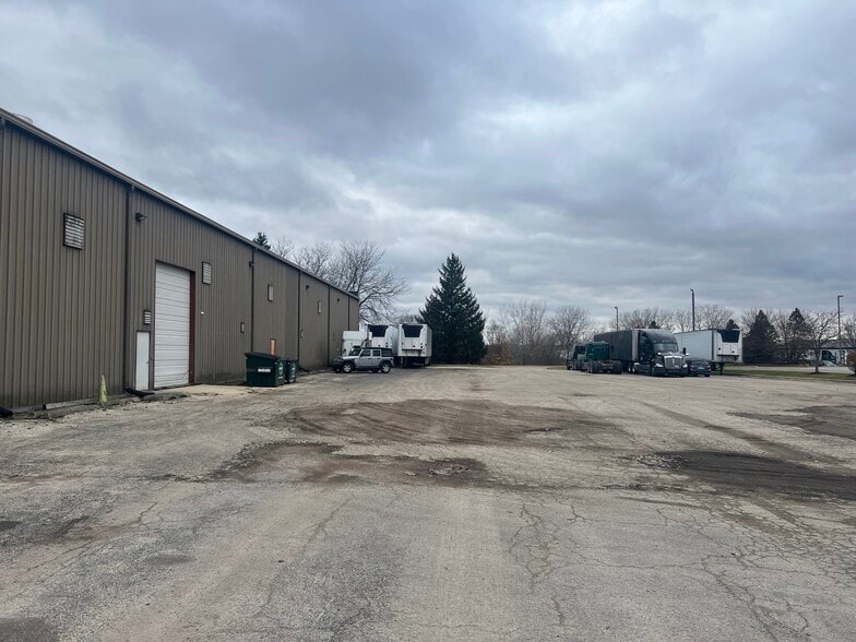 120 Kendall Point Dr, Oswego, IL for sale - Building Photo - Image 2 of 17