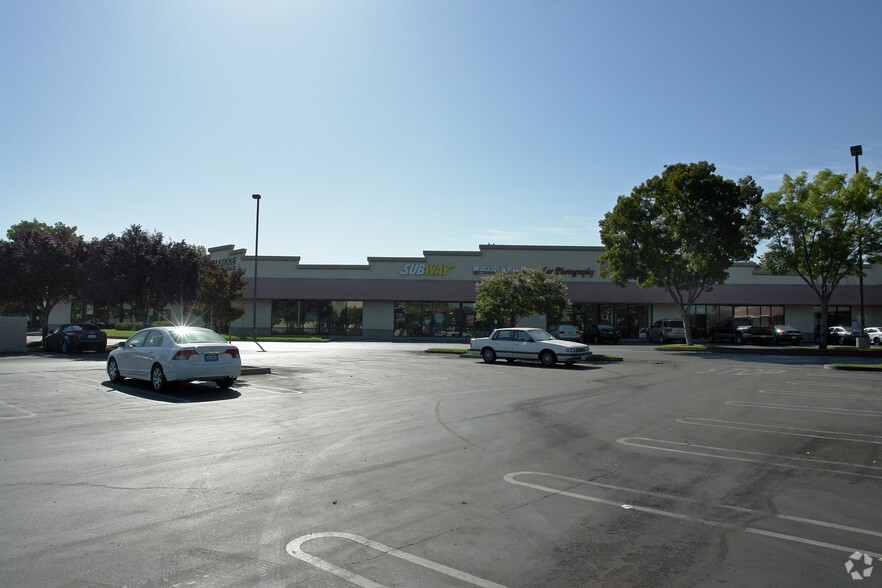 2200-2225 Plaza Pky, Modesto, CA for lease - Building Photo - Image 2 of 9