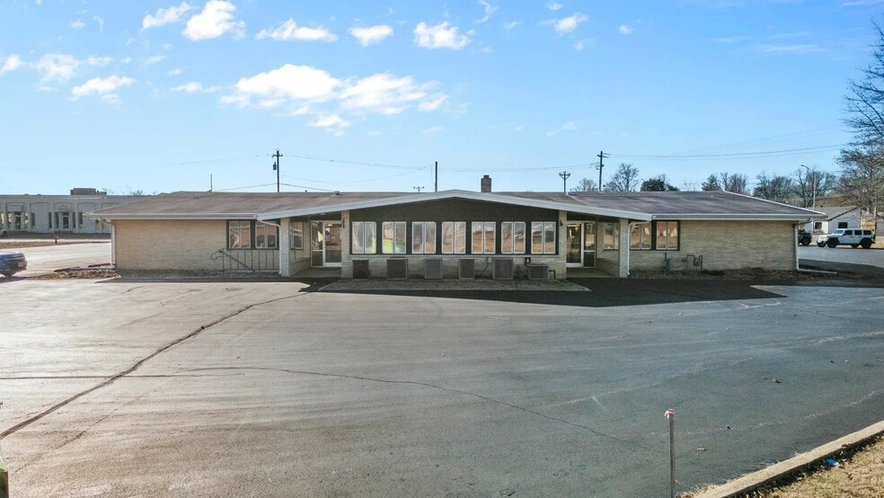 808 E Wakefield Ave, Sikeston, MO for lease - Primary Photo - Image 1 of 18