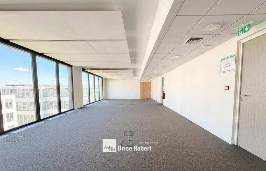 8 Rue Maurice Moissonnier, Vaulx-en-Velin for lease - Interior Photo - Image 2 of 4