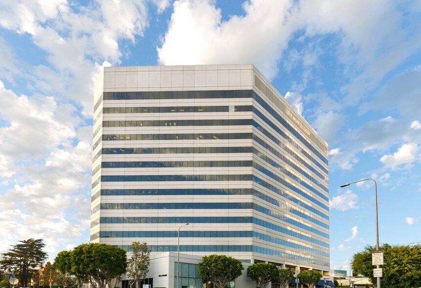 12121 Wilshire Blvd, Los Angeles, CA à louer - Photo du bâtiment - Image 3 de 22