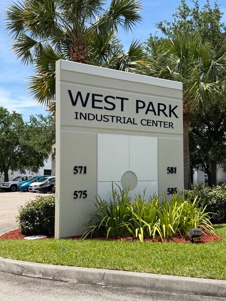 575 NW Mercantile Pl, Port Saint Lucie, FL à louer - Photo du bâtiment - Image 2 de 9