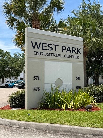 575 NW Mercantile Pl, Port Saint Lucie, FL à louer - Photo du bâtiment - Image 2 de 9
