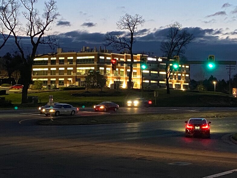 21335 Signal Hill Plaza, Sterling, VA à vendre - Photo du bâtiment - Image 2 de 13