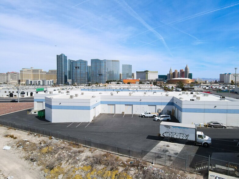 4699 S Valley View Blvd, Las Vegas, NV à louer - Photo du bâtiment - Image 2 de 13