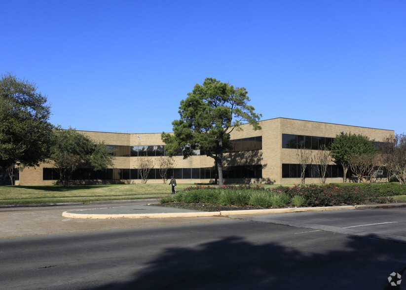 2424 Wilcrest Dr, Houston, TX for lease - Building Photo - Image 3 of 9