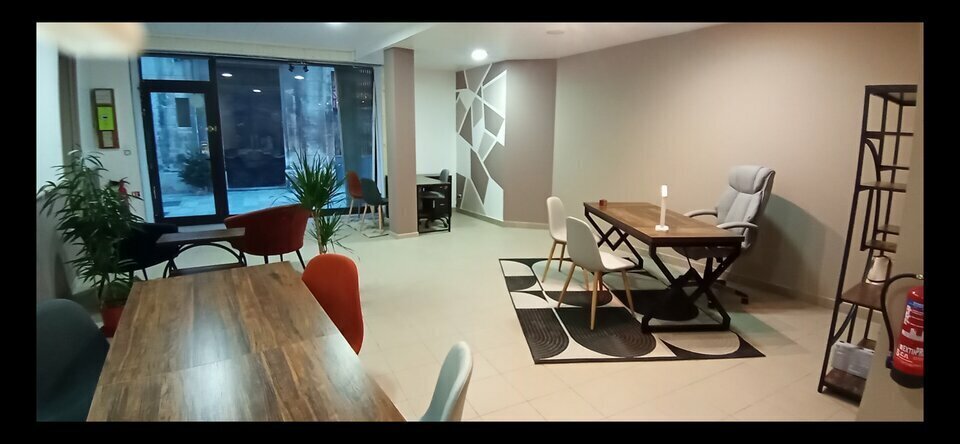 Retail in Bagnols Sur Ceze for lease - Interior Photo - Image 3 of 6