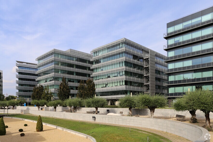 Calle Vía de los Poblados, 3, Madrid, Madrid à louer - Photo du bâtiment - Image 3 de 3