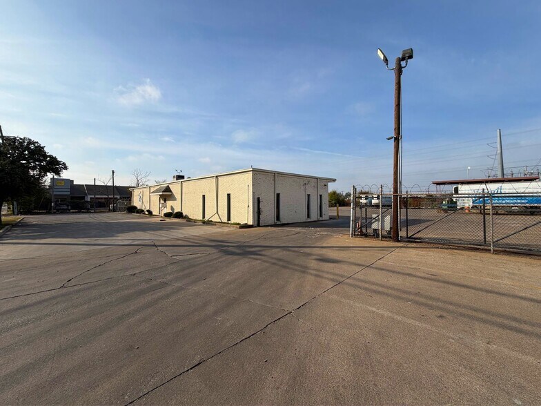 11049 Shady Trl, Dallas, TX à louer - Photo du bâtiment - Image 3 de 10