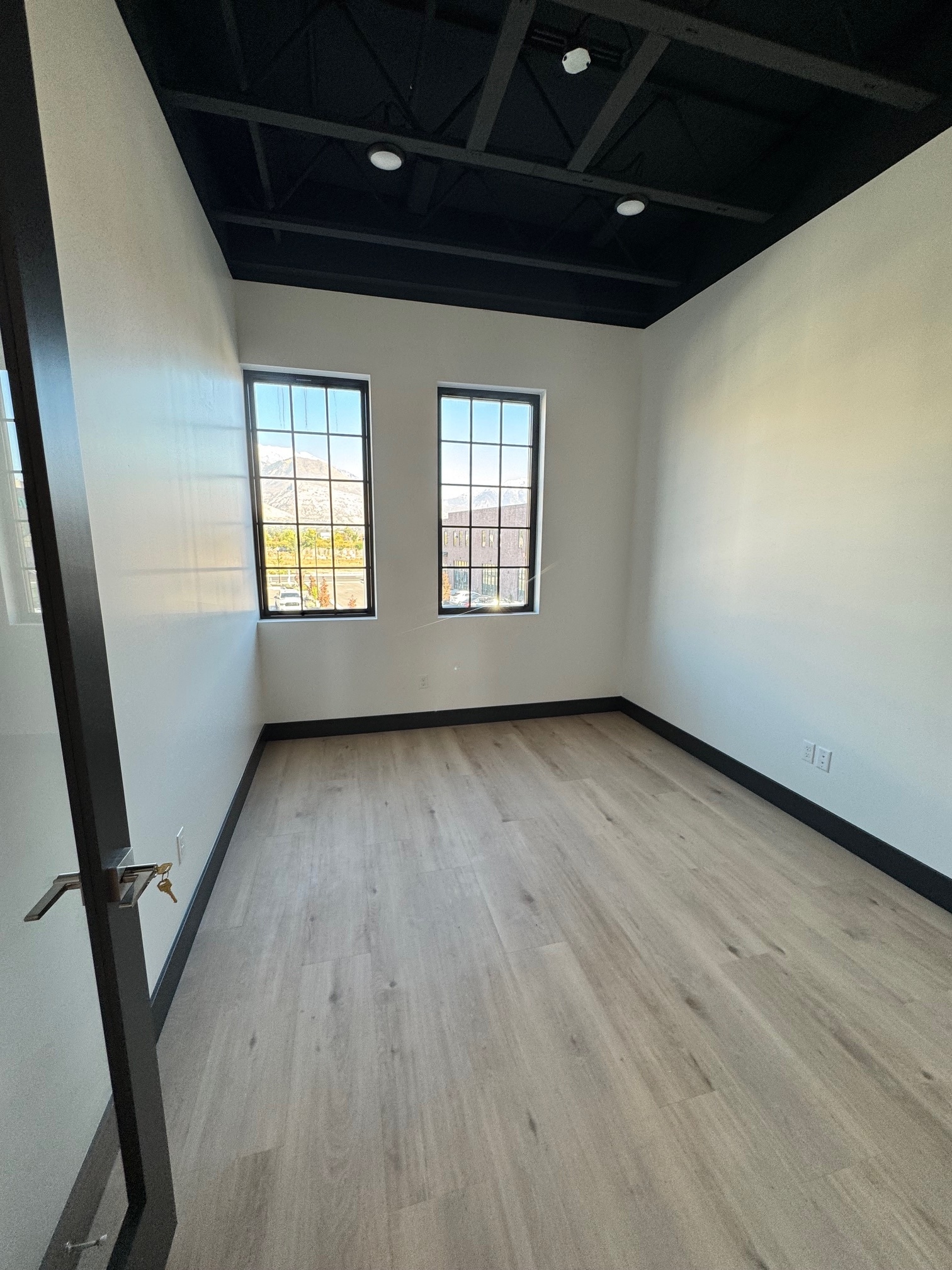 352 S 2000 W, Pleasant Grove, UT for lease Interior Photo- Image 1 of 6