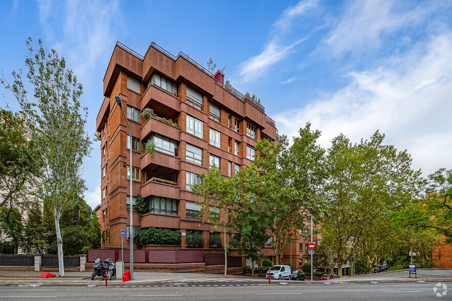 Immeuble residentiel dans Barcelone, Barcelona à vendre - Photo du bâtiment - Image 2 de 16