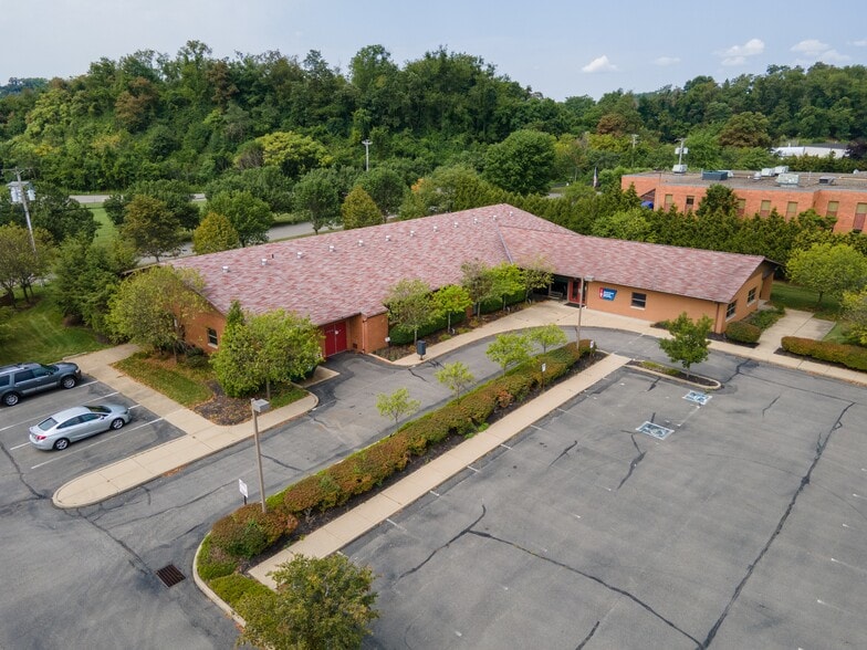320 Bilmar Dr, Pittsburgh, PA à vendre - Photo du bâtiment - Image 2 de 7
