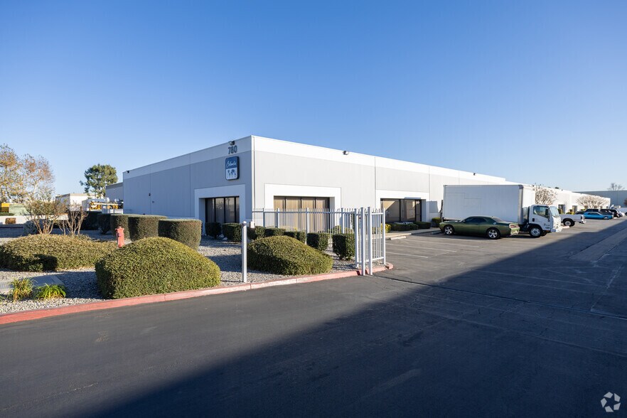 780 E Francis St, Ontario, CA à louer - Photo principale - Image 1 de 11
