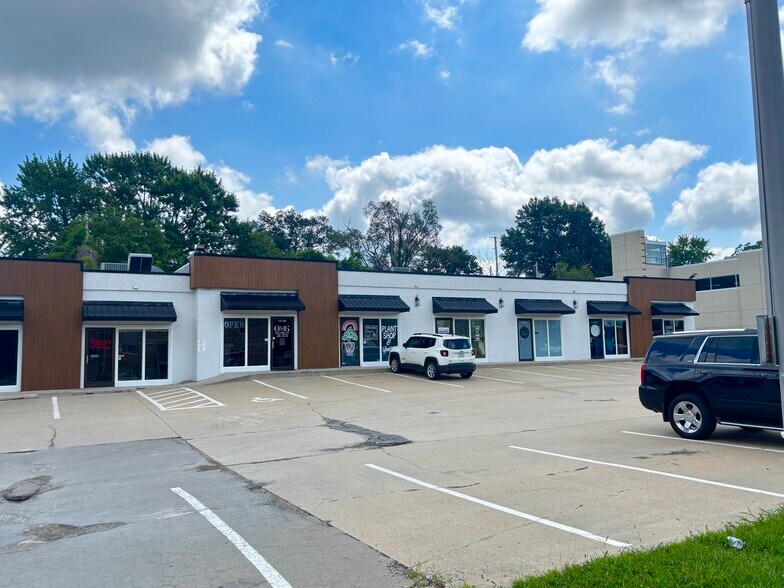 11109-11129 N Oak Tfwy, Kansas City, MO à louer - Photo du bâtiment - Image 3 de 6