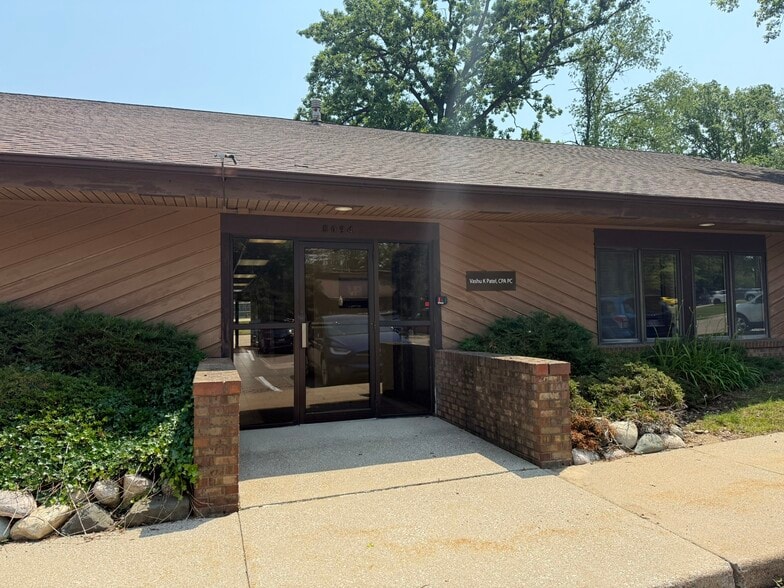 5090-5096 Lovers Ln, Kalamazoo, MI for lease - Building Photo - Image 2 of 6