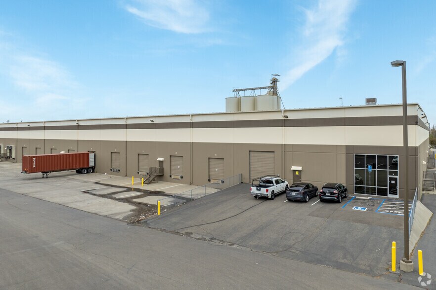 280 N Pioneer Ave, Woodland, CA à louer - Photo du bâtiment - Image 2 de 4