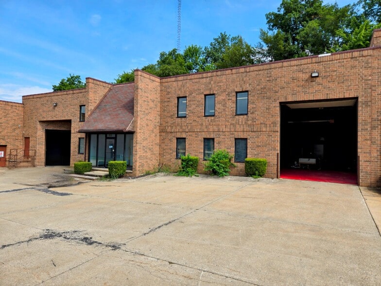 12855 York Delta Dr, North Royalton, OH for lease - Building Photo - Image 2 of 8