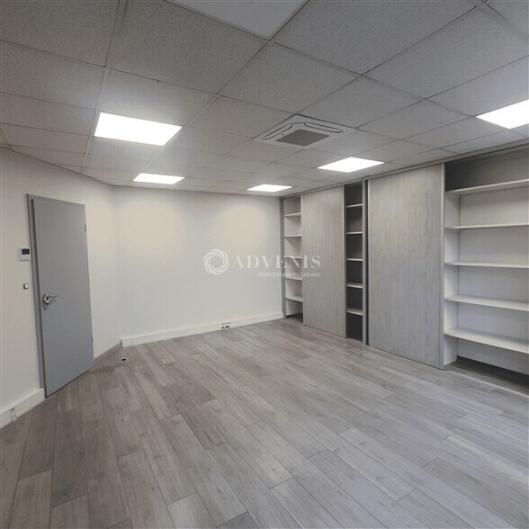 Flex in Ludres for lease - Interior Photo - Image 3 of 5