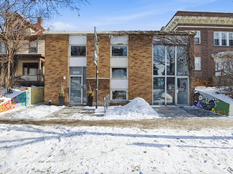 Portfolio of 2 Commercial Assets portefeuille de 2 propriétés à vendre sur LoopNet.ca - Photo du bâtiment - Image 1 de 45