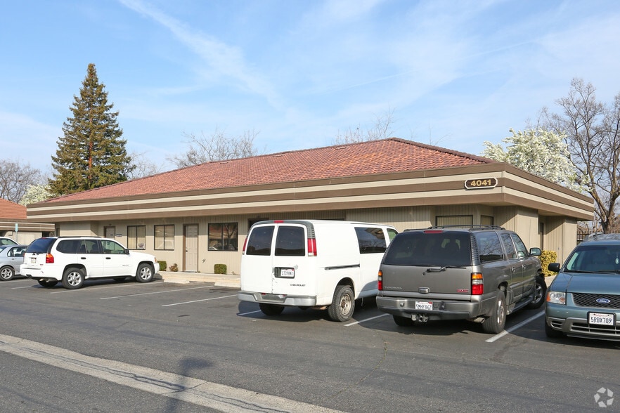 4041 N Fresno St, Fresno, CA à louer - Photo du bâtiment - Image 3 de 3