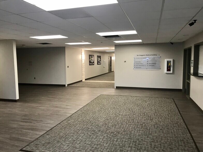 39500 W Ten Mile Rd, Novi, MI à louer - Hall d’entrée - Image 2 de 7