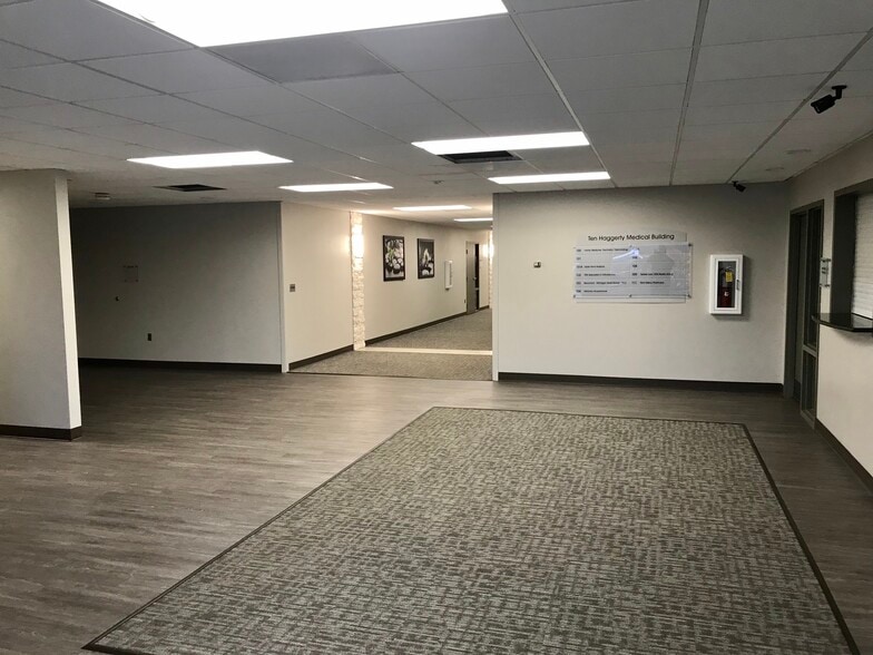 39500 W Ten Mile Rd, Novi, MI for lease - Lobby - Image 2 of 7