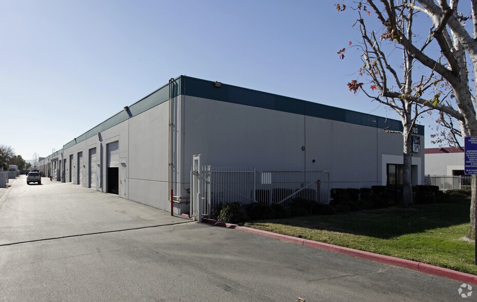 780 E Francis St, Ontario, CA à louer - Photo du bâtiment - Image 3 de 11