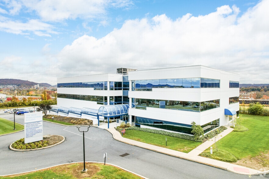 560 Van Reed Rd, Wyomissing, PA à louer - Photo principale - Image 1 de 8