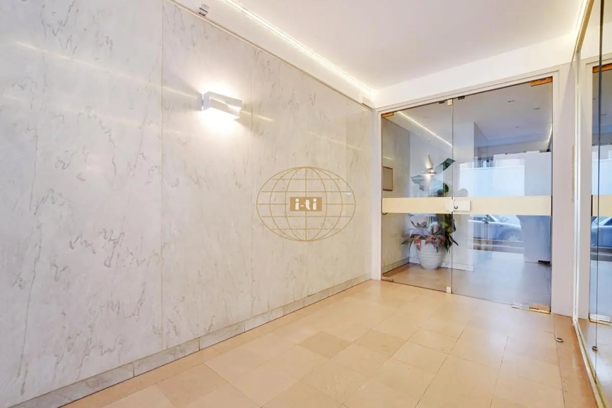 Office in Paris for sale Lobby- Image 1 of 14