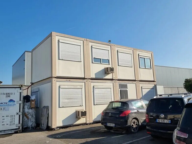 Office in Pantin for lease - Building Photo - Image 3 of 5