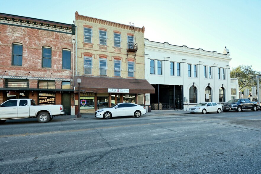 107 N Austin St, Seguin, TX for sale - Primary Photo - Image 1 of 23