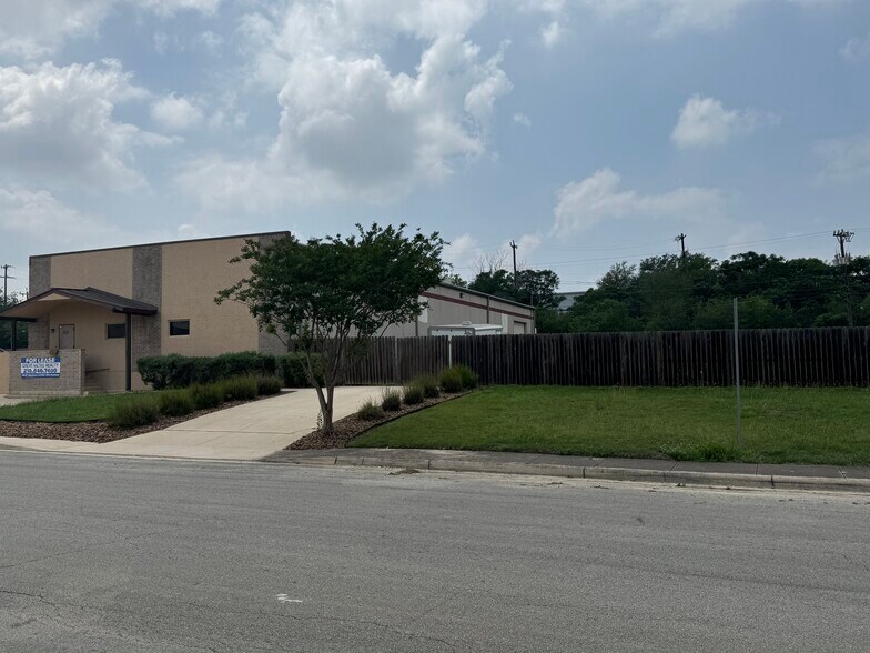 16131 College Oak Dr, San Antonio, TX à louer - Photo du bâtiment - Image 3 de 21