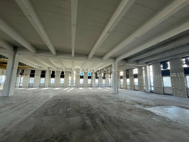 Flex in Rungis for lease - Interior Photo - Image 2 of 3