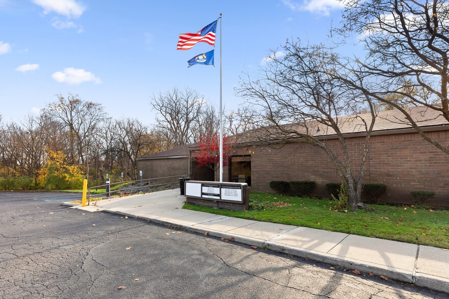 28711 8 Mile Rd, Livonia, MI à louer - Photo du bâtiment - Image 2 de 9