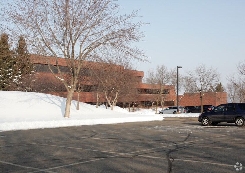 12000 Portland Ave S, Burnsville, MN à louer - Photo du bâtiment - Image 3 de 8