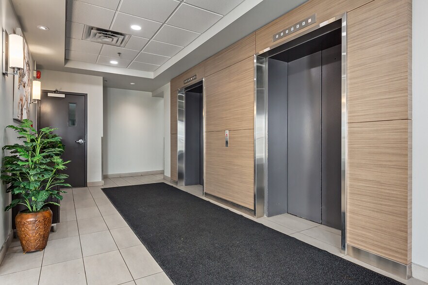 2710 17th Ave SE, Calgary, AB à louer - Hall d’entrée - Image 2 de 9
