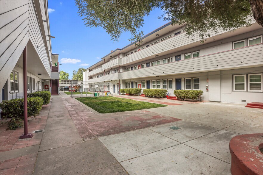 2555-2567 Foothill Blvd, Oakland, CA à vendre - Photo du bâtiment - Image 3 de 18