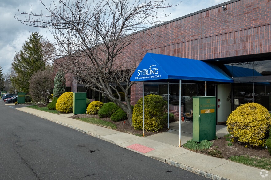 100-120 N Center Dr, North Brunswick, NJ à louer - Photo du bâtiment - Image 3 de 6