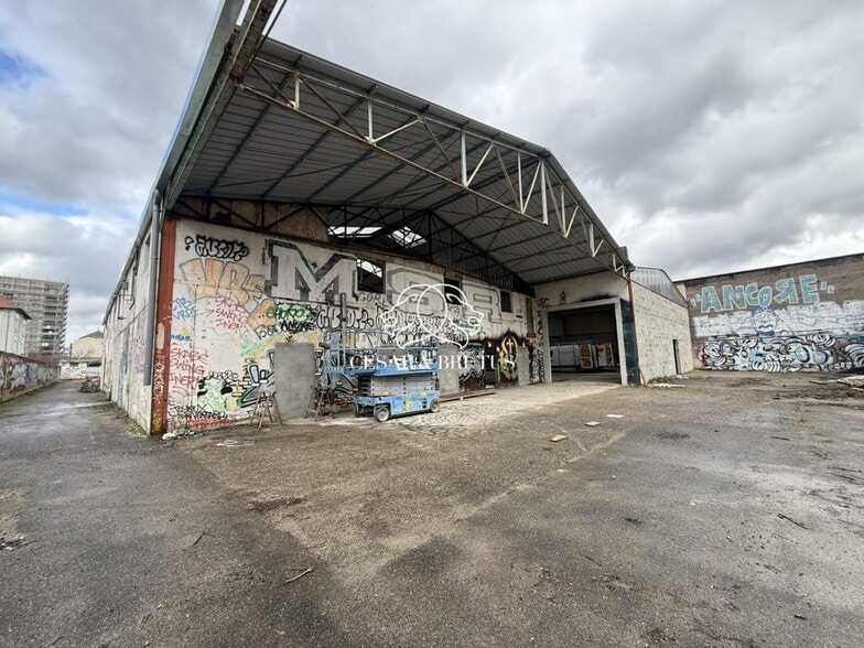 Flex in Décines-Charpieu for lease - Building Photo - Image 3 of 11