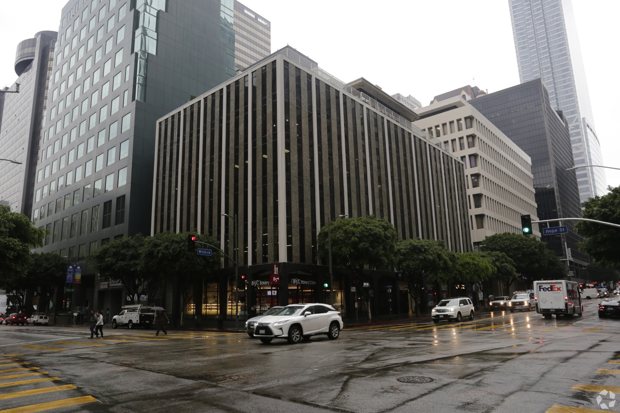 700 Wilshire Blvd, Los Angeles, CA for lease Primary Photo- Image 1 of 7