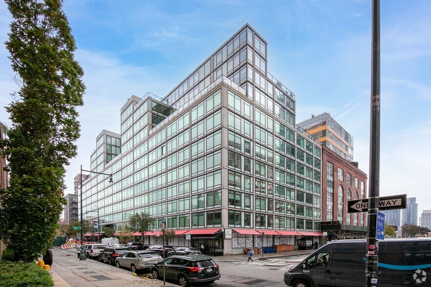 2-14 50th Ave, Long Island City, NY à louer - Photo du bâtiment - Image 2 de 6