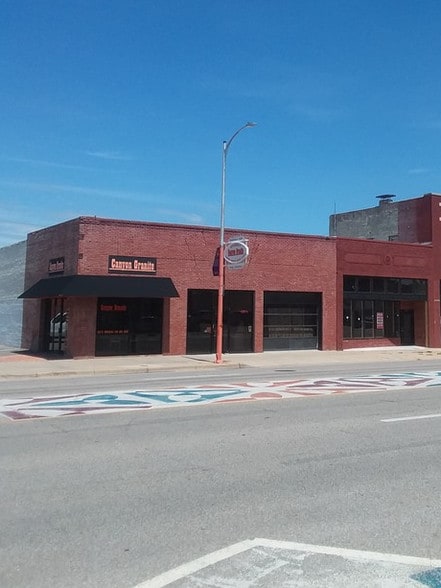 1116 E Douglas Ave, Wichita, KS à louer - Photo du bâtiment - Image 3 de 3