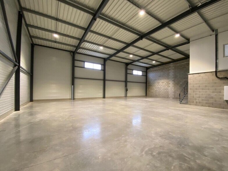 Flex in Chassieu for lease - Interior Photo - Image 3 of 6