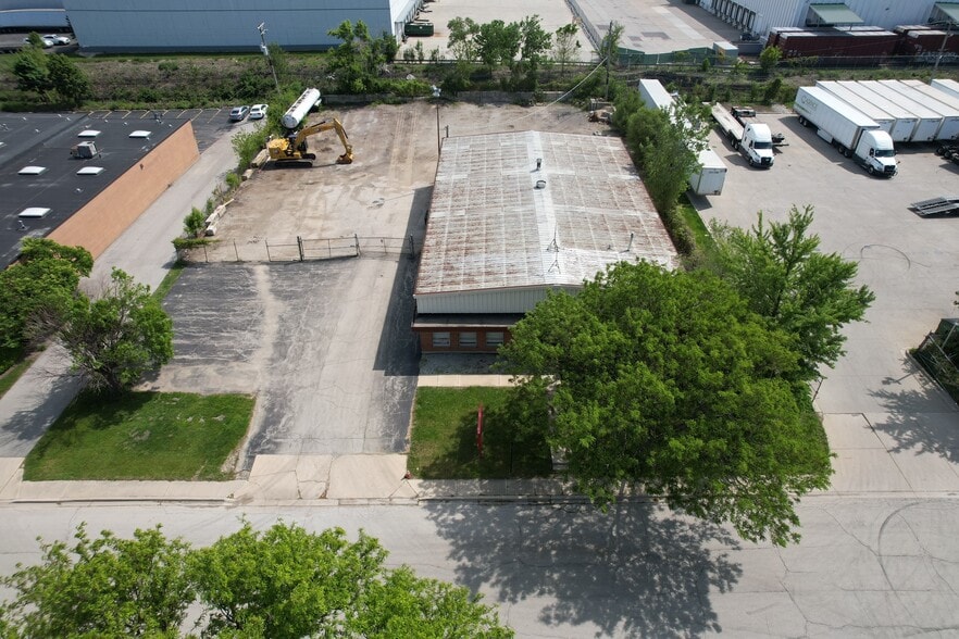 2425 Pan Am Blvd, Elk Grove Village, IL for sale - Building Photo - Image 3 of 8