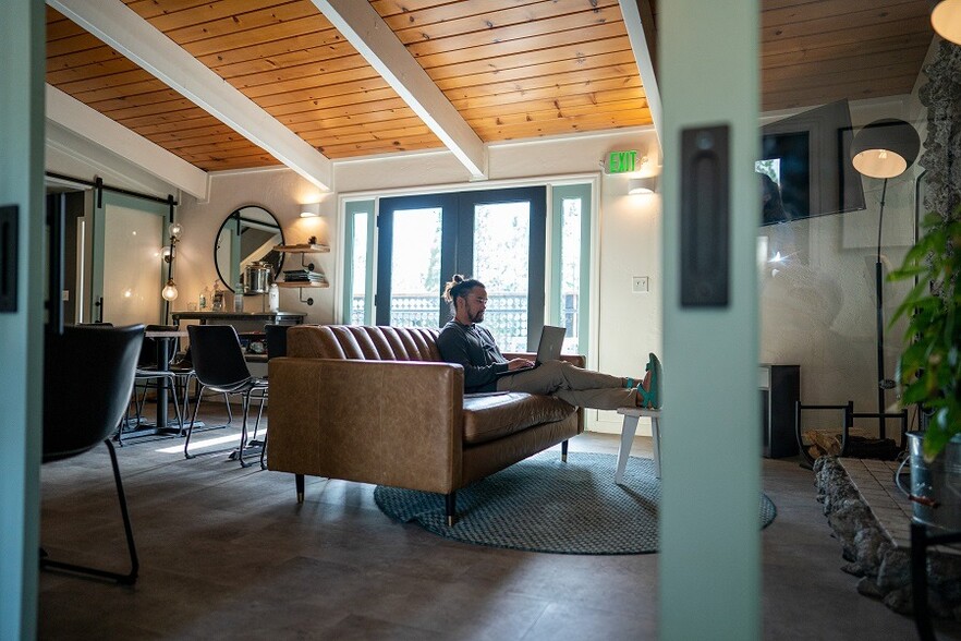 1612 S Mount Shasta Blvd, Mount Shasta, CA for sale - Interior Photo - Image 2 of 6