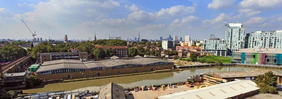 24 Creekside, Londres à louer - Photo du bâtiment - Image 2 de 5