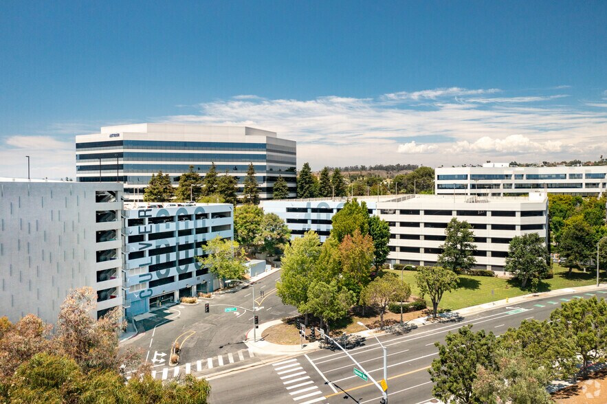 400 Corporate Pointe, Culver City, CA à louer - Photo du bâtiment - Image 2 de 18
