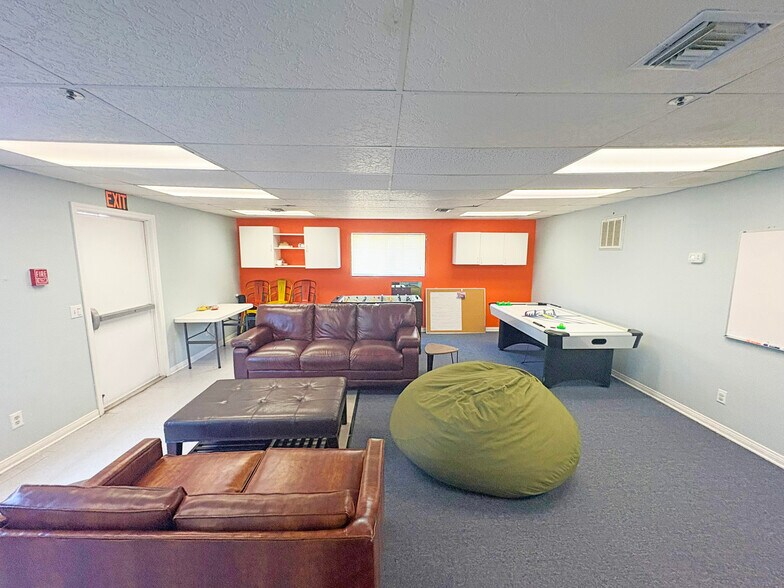 1900 S Nevada St, Oceanside, CA à louer - Photo du bâtiment - Image 2 de 8