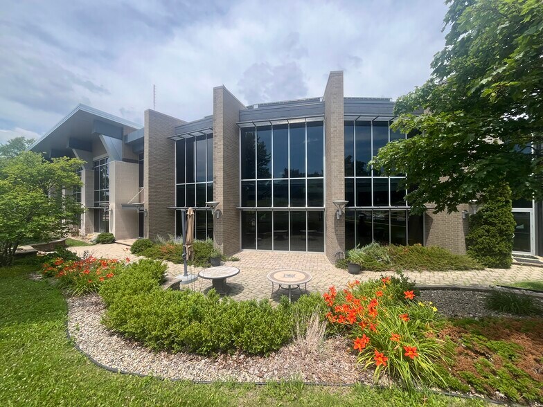 2655 Research Park Dr, Fitchburg, WI à vendre - Photo du bâtiment - Image 3 de 18