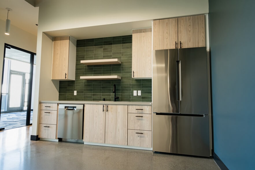 110 S Fairfax Ave, Los Angeles, CA for lease - Interior Photo - Image 3 of 44